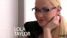Reproducir La secretaria ninfómana se folla en el trabajo