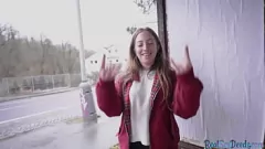Afspelen Openbare seks in de buitenlucht met een sletterige tiener in panty