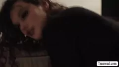 Abspielen Hübscher Kerl, der seine reife T-Girl-Stiefmutter hämmert