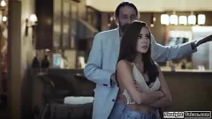 Redare Fiica vitregă reticentă își tentează tatăl vitreg cu o muie uimitoare și o gât adânc