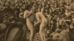 Jouer Découvrez l'allure intemporelle d'un strip-tease vintage alors qu'une beauté mystérieuse révèle sa chatte poilue et ses seins naturels dans une performance burlesque pour les soldats.