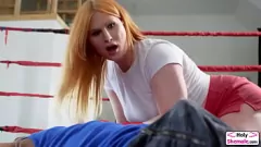 Afspelen Evie Envy, de rondborstige roodharige shemale, krijgt haar strakke kutje en kont zonder condoom geneukt door een enorme zwarte lul