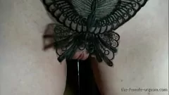 Afspelen Tienermeisje in doggystyle met doorweekt poesje en pulserende orgasmes - close-up webcam masturbatie