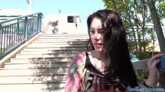 Abspielen Gothic-Schönheit mit tätowierter Haut lässt sich gegen Bargeld zu einem heißen Outdoor-Blowjob verführen