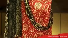 Abspielen Erleben Sie das bezaubernde asiatische Liebesritual aus Indien: Eine faszinierende Darbietung erotischer Neckereien und Strippen durch wunderschöne brünette Bollywood-Tänzerinnen