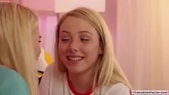 تشغيل المراهقون المثليون نيكي سويت وديكسي لين يستمتعون بجلسة لعق كس عاطفية في غرفة نومهم