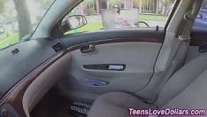 Afspelen Jonge brunette met lange benen neukt haar poesje met haar zwarte vriend