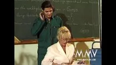تشغيل الجنس الشرجي ينتهي في كس شقراء