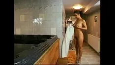 Redare Femei Care Se Relaxeaza Facand Sex In Cada Cu Barbati Musculosi