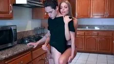 تشغيل الأفلام الإباحية مع Mildes التي تمارس الجنس مع Pustans