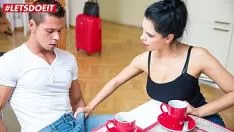 Afspelen Brunette serveert haar buurman met koffie en poesje