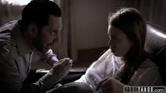Reproducir Se pone la polla en la espalda cuando se va