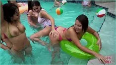 Reproducir Tres lesbianas tienen sexo y se meten la lengua en el coño hasta llegar al orgasmo