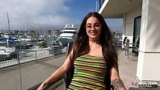 Jouer Elle aime baiser au château comme une pute bien versée qui fait l'amour en secret