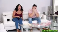 Reproducir Gabriela de Sibiu tiene una buena follada con su novio
