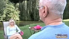 Reproducir Chupa bien porque aprendió de su madre