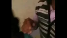 Reproducir Profesores gordos con grandes tetas en ropa indecente tienen sexo en la silla con el estudiante caliente