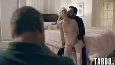 Reproducir Ella chupa la polla de este hombre muy tranquilamente, pero a él le gusta mucho jugar con ella.