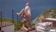 Jouer Baiser une nonne dans la bouche de cet homme qui a un sac sur la tête et qui fait