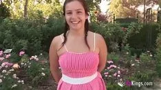 Abspielen 18-jährige Jungfrau fickt im Garten zwischen Blumen