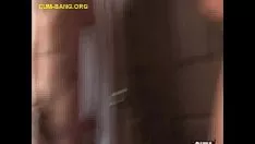 تشغيل الرجال يستمني فوق الفتيات الراكعات