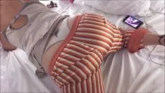 Redare Tanara inalta bruneta cu sanii foarte mici ce poarta pantaloni scurti