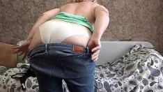 تشغيل إنها تهتز على الأريكة أمام كاميرا الويب وتنتشر ساقيها إلى أقصى حد للتباهي