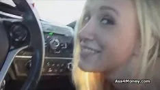 تشغيل يلتقي بالشقراء في سيارة الأجرة 69 التي تضاجعه بشدة