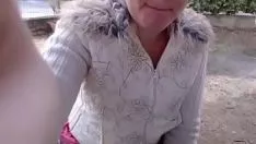 Odtwórz Piękne zmysłowe i bardzo seksowne młode dziewczyny obciągają kutasa i dobrze się bawią z tym facetem