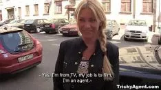 Play Blonde whore who likes to be naked and rub his dick