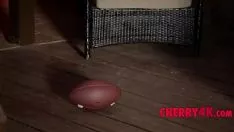 Abspielen Als die Brünette den Schwanz sieht, verliebt sie sich sofort