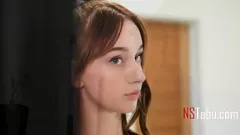Redare Tânăra majoretă Melanie Marie călărește tare într-o sesiune fierbinte de gât adânc