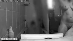 Reproducir Pillada duchándose y masturbándose con un consolador: La fantasía prohibida de la hermanastra - Parte 1
