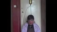 Redare Sissy Crossdresser se transformă într-o curvă care înghite urina