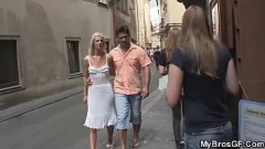 Jouer Una giovane fidanzata bionda traditrice si fa leccare e forare la figa rasata