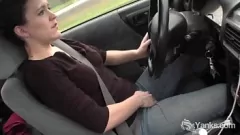Reproduzir Sessão de masturbação no carro do Spinner Lou amador até o orgasmo