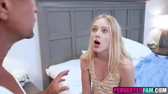 Abspielen Stiefvater bestraft freche blonde Teenie-Stieftochter hart