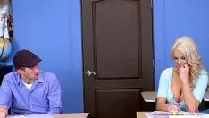 تشغيل تُترك الطالبة بمفردها في الفصل مع زميل يضربها على المقعد