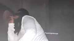 Redare Soția face o muie și ia un penis negru mare în casa lui Swinger