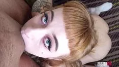 Abspielen Die russische Rothaarige mit Bretonin macht einen Blowjob in den Nacken, nachdem sie angestellt ist