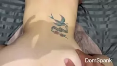 Jouer Petite adolescente asiatique chevauchant durement de bite à la cow-girl et doggystyle