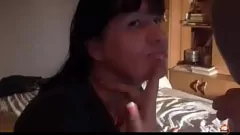 تشغيل Klaudia Amber MILF تمتص الديك نقدًا: الملابس الداخلية ، الجوارب ، الثدي الكبيرة