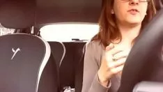 Afspelen Ze is getrouwd, maar haar man neukt haar niet goed en masturbeert