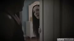 تشغيل Stepdad يبدأ الجنس المحرمات مع ابنة الإضفاء