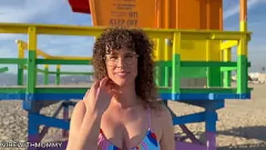 Jouer La MILF juive sinueuse a des relations sexuelles publiques avec un étranger au hasard sur la plage