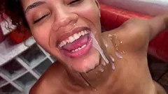 تشغيل Petite Latina Karina Mello تأخذ قصف الشرج الخام وتبتلع نائب الرئيس