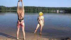 Jouer Adventure maigre de Naughty Teen de Teen à la plage publique