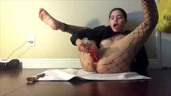 تشغيل Latina E-Girl Teen Goes Wild: Anal Play ، Squirting ، و Foot Fendish في شباط الصيد