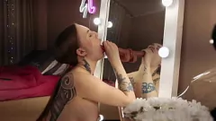 Reproducir Striptease y juego de consolador: la chica caliente con tatuajes se moja y se mete