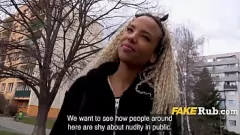 Jouer Fucked a European Babe: Public Interracial Rencontre avec un étudiant en droit d'ébène exotique
